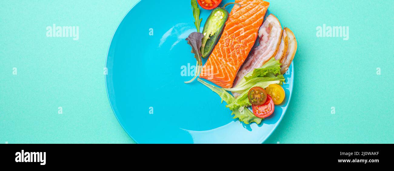 Intermittent jeûne bas carb Hight graisses régime concept plat, nourriture saine sur la plaque bleue Banque D'Images
