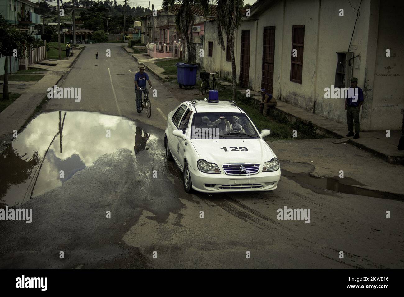 Geely CK voiture de police dans les rues pauvres de Cuba Banque D'Images