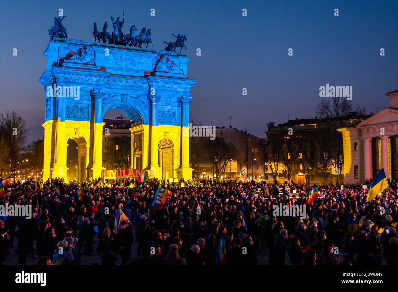 Milan, Italie - 03 19 2022: Protestation contre l'invasion de l'Ukraine à Peace Arch Banque D'Images