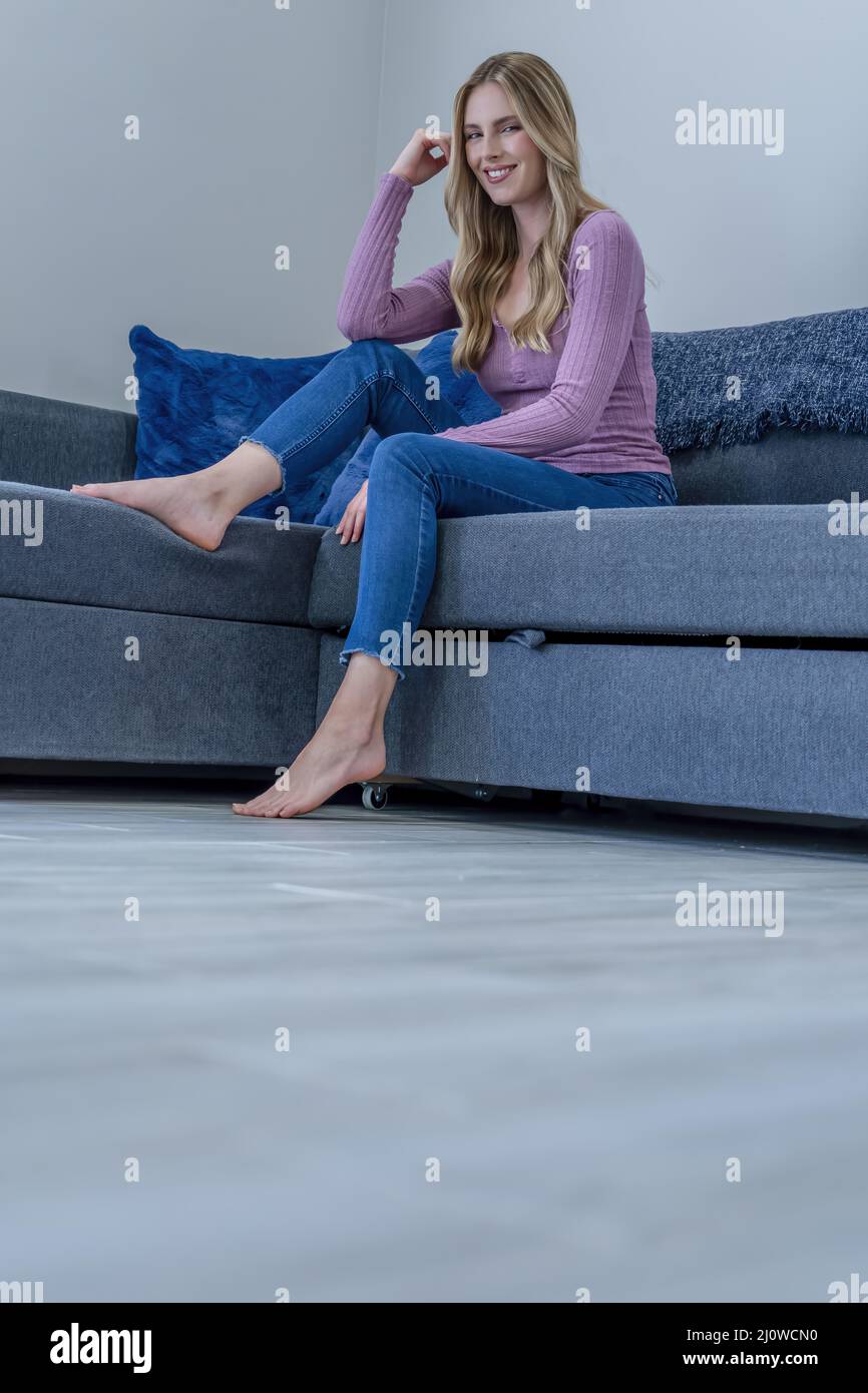 Une magnifique jeune femme blonde aime son temps à la maison seul dans son appartement Banque D'Images