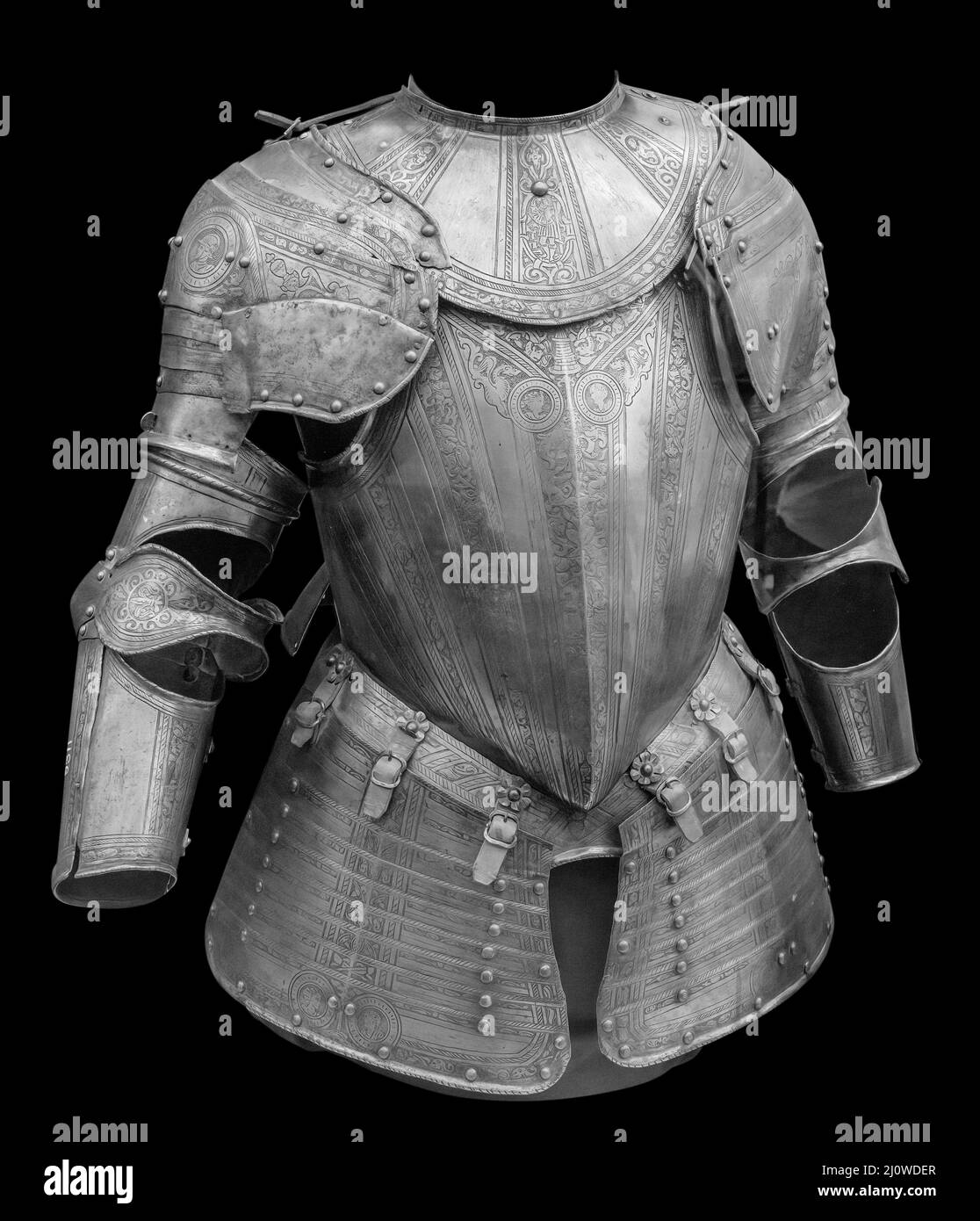 Combinaison de protection de blindage médiévale isolée sur fond noir avec passe-fil.Ancienne armure métallique en acier Banque D'Images