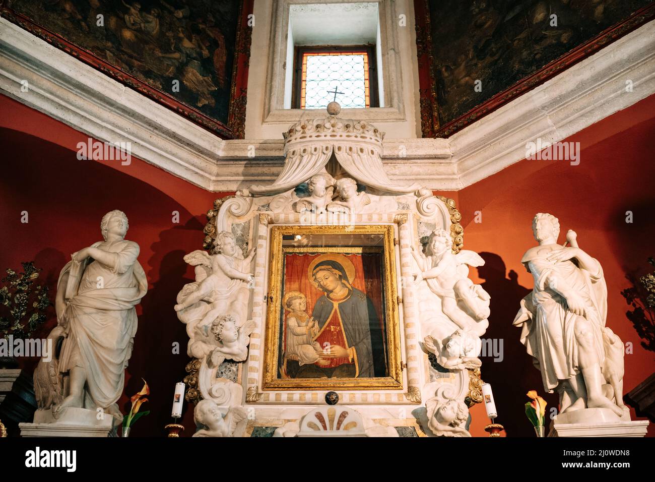 Icône de la Vierge et de l'enfant sur l'autel dans l'église notre-Dame des rochers Banque D'Images