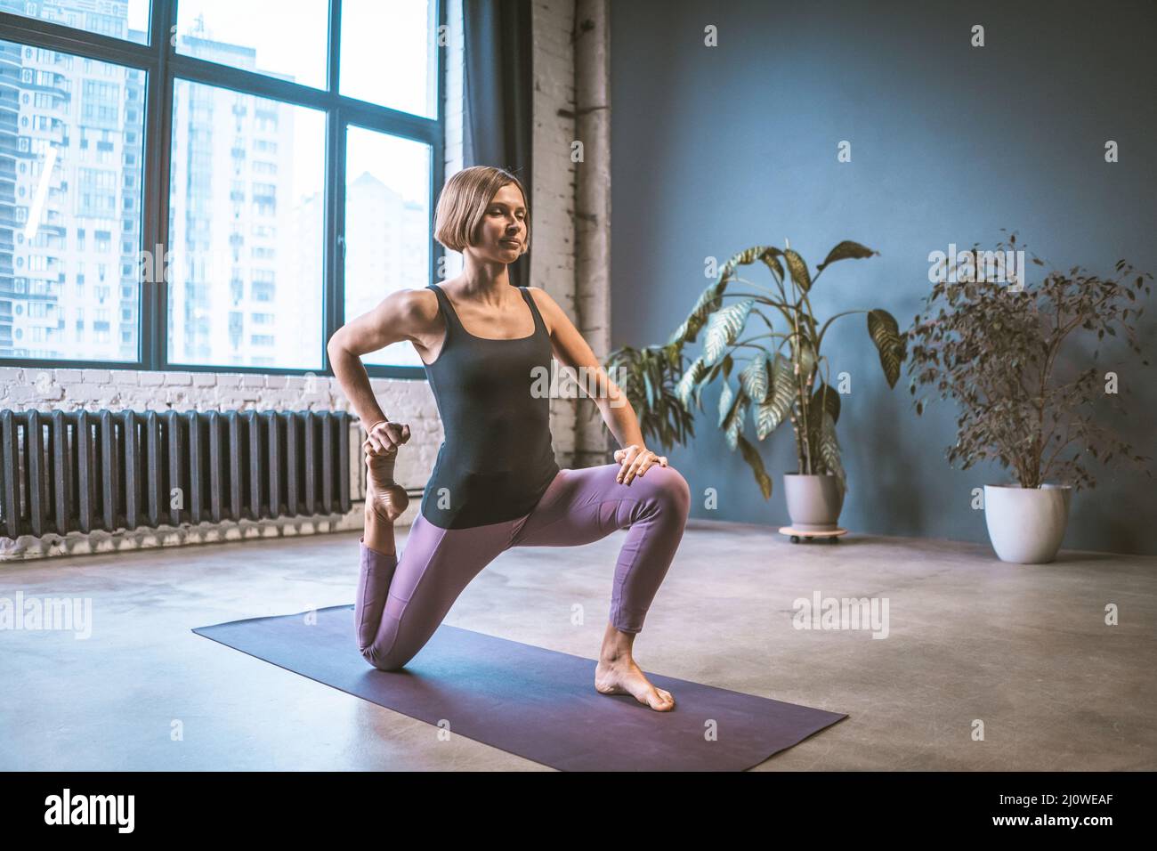 Yoga pour débutants. Asana pour de belles jambes et fesses. Prendre soin du corps et de la santé mentale. Banque D'Images