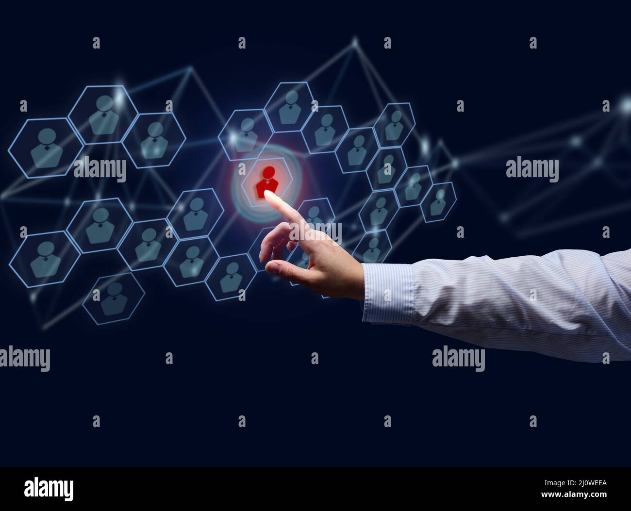 Une main s'adresse à un tableau de bord holographique avec des employés sur fond bleu foncé. Rechercher une équipe et des travailleurs talentueux, ca Banque D'Images