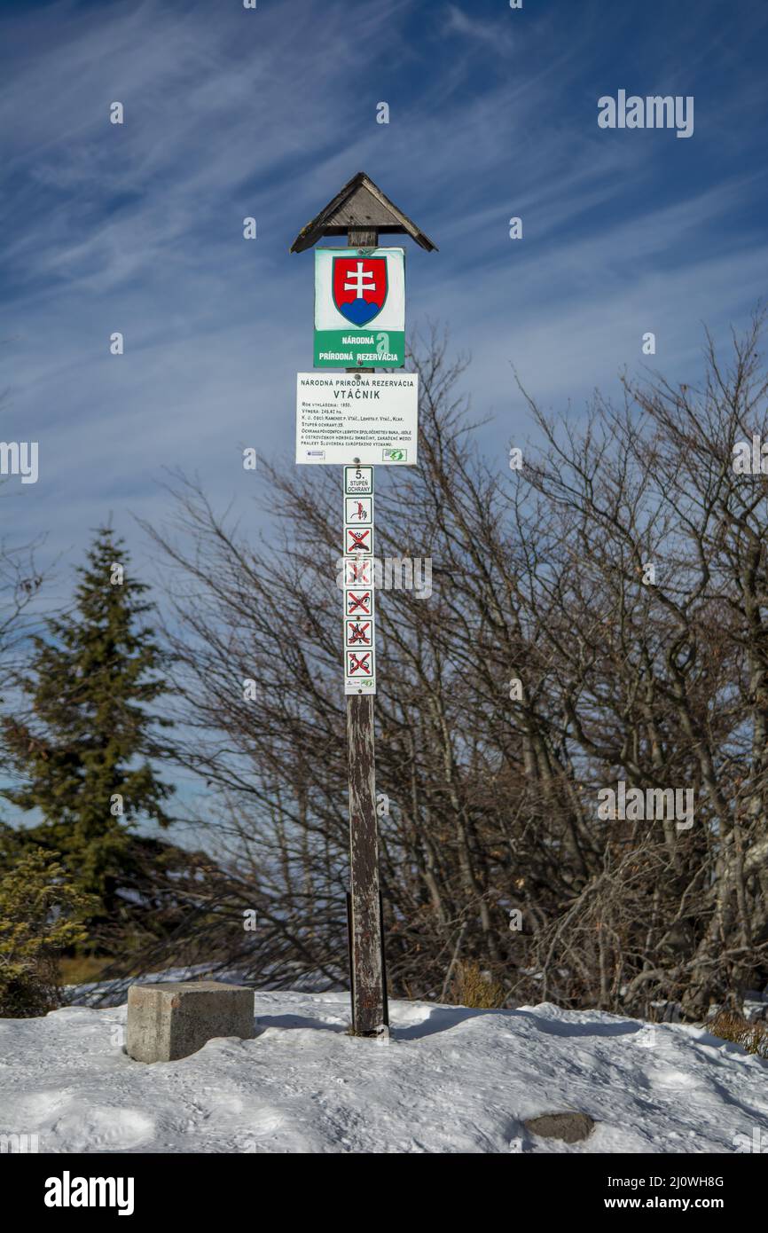 Panneau d'information de la réserve naturelle nationale au sommet du pic de Vtacnik, Slovaquie. Altitude de 1346 mètres au-dessus du niveau de la mer. Banque D'Images