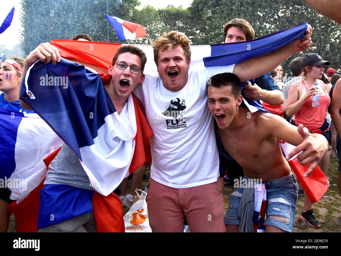 PARIS, FRANCE - 15 JUILLET 2018 : ambiance de fan après la victoire de l'équipe française de football contre la Croatie, lors de la coupe du monde 2018. Banque D'Images