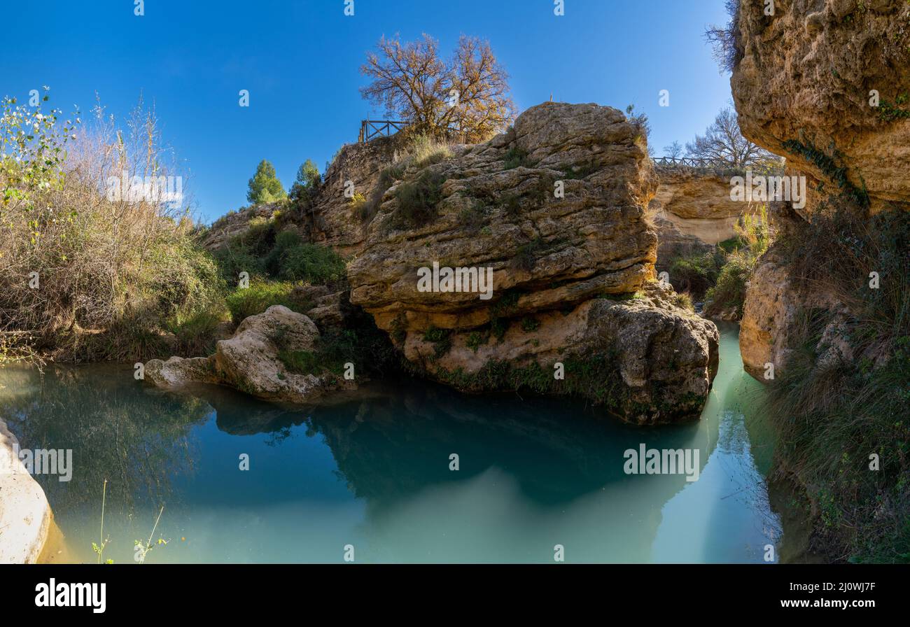 Vue sur la réserve naturelle de Salto del Usero avec ses falaises de grès érodées et ses piscines d'eau colorées Banque D'Images