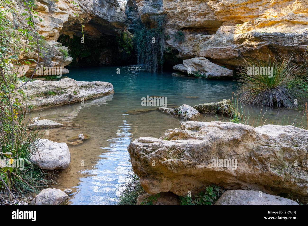 Vue sur la réserve naturelle de Salto del Usero avec ses falaises de grès érodées et ses piscines d'eau colorées Banque D'Images