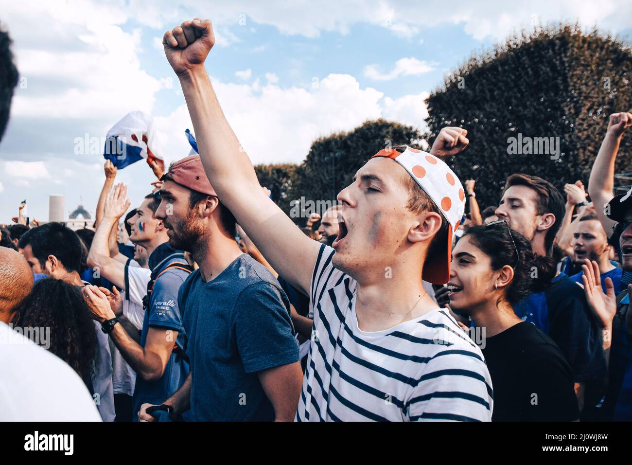 PARIS, FRANCE - 15 JUILLET 2018 : ambiance de fan après la victoire de l'équipe française de football contre la Croatie, lors de la coupe du monde 2018. Banque D'Images