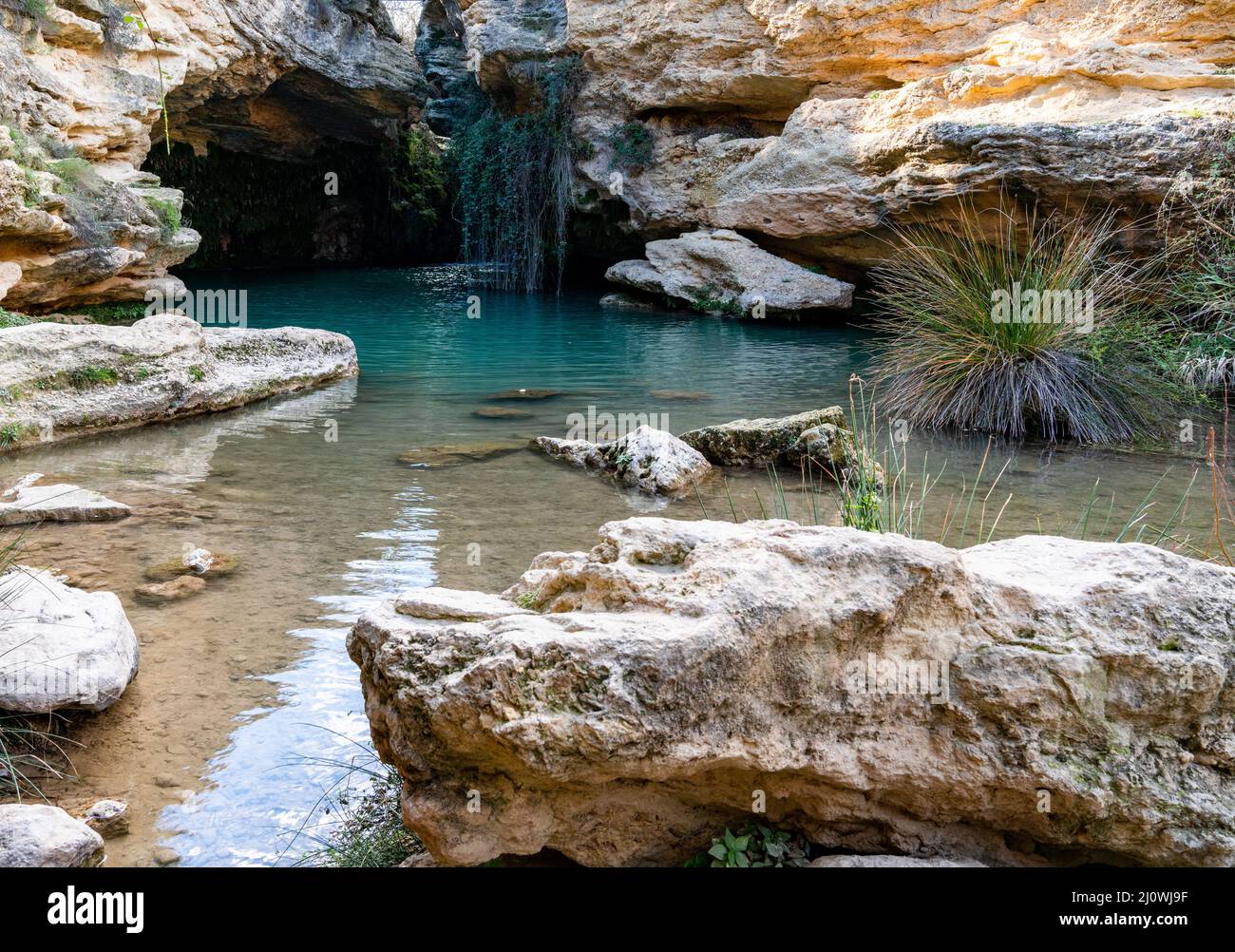 Vue sur la réserve naturelle de Salto del Usero avec ses falaises de grès érodées et ses piscines d'eau colorées Banque D'Images