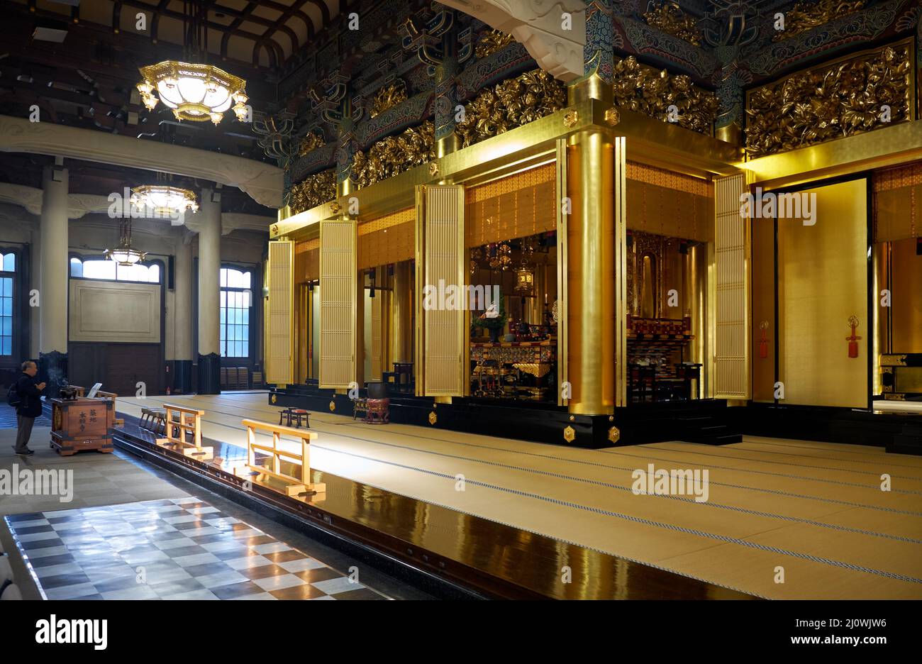 L'intérieur de la salle principale du temple bouddhiste Tsukiji Hongan-ji. Tokyo, Japon Banque D'Images