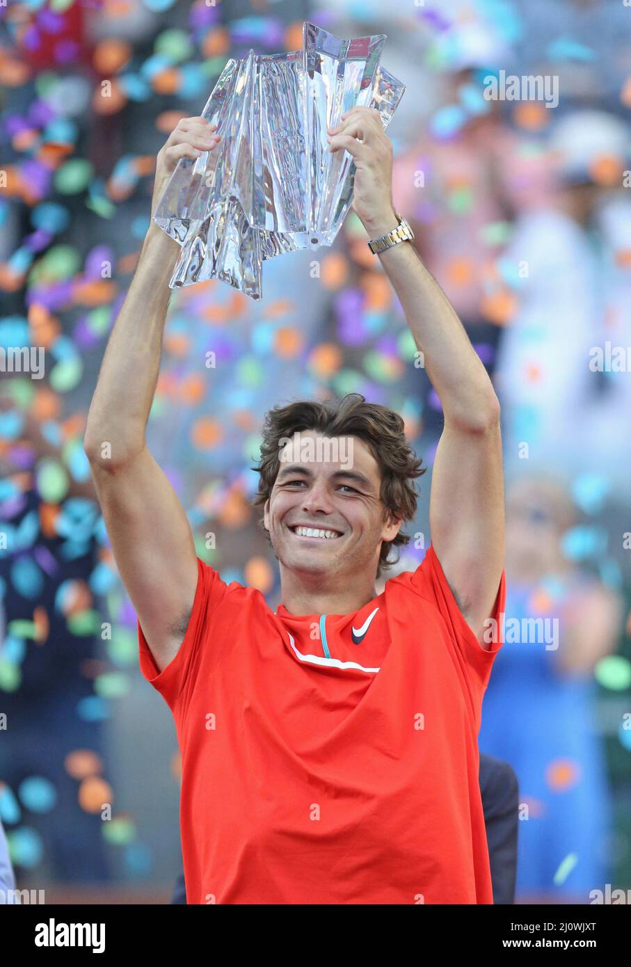 Indian Wells, États-Unis. 20th mars 2022. American Taylor Fritz détient le trophée du championnat après avoir remporté le match final de son homme contre Rafael Nadal d'Espagne à l'Open de BNP Paribas à Indian Wells, Californie, le dimanche 20 mars 2022. Fritz défait Nadal 6-3, 7-6 (5) pour remporter le championnat et son premier tournoi ATP Masters 1000. Photo de David Silpa/UPI crédit: UPI/Alay Live News Banque D'Images