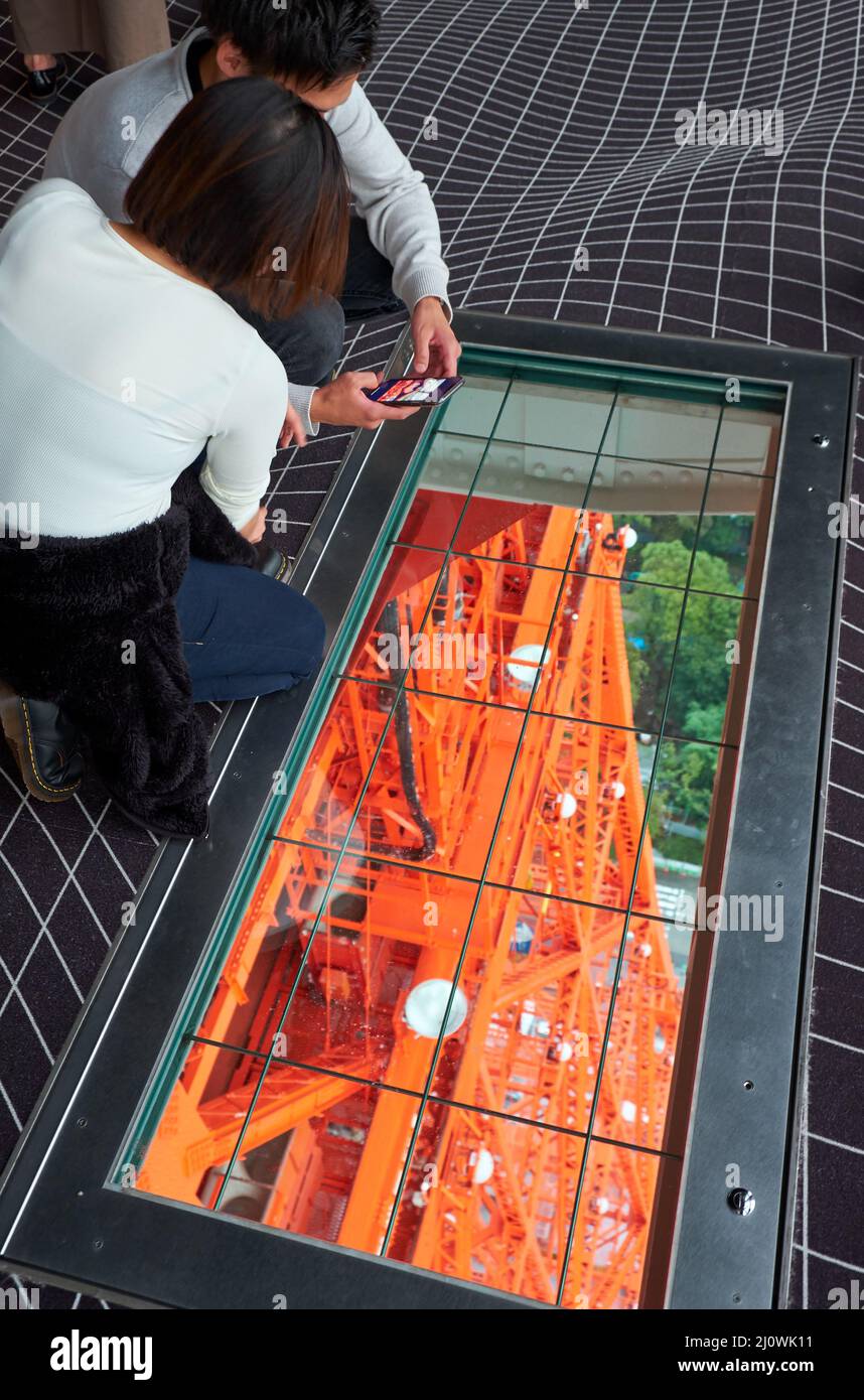 Les touristes font une photo à travers le plancher de verre de la Tour de Tokyo. Tokyo. Japon Banque D'Images