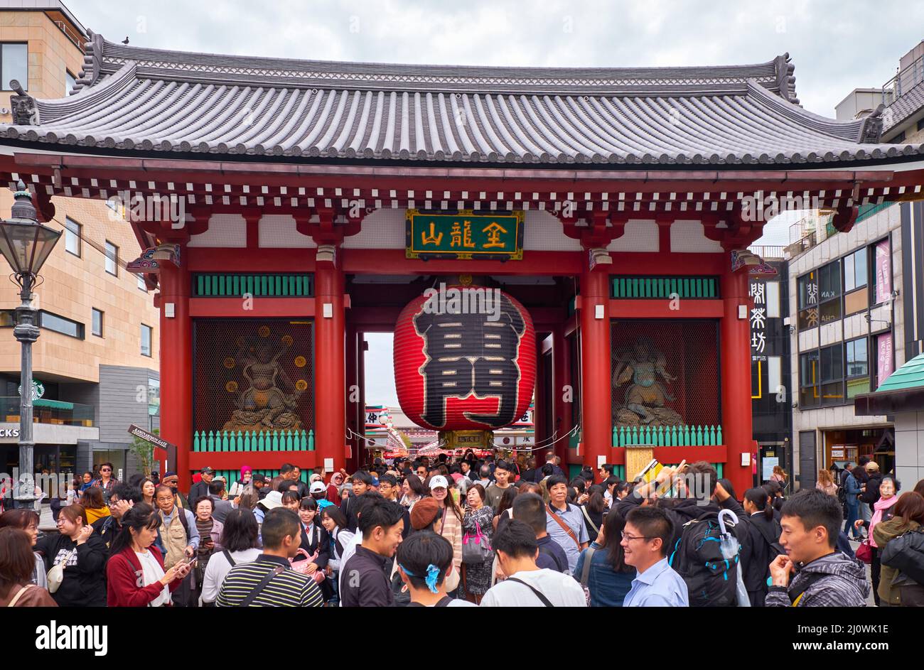 Les nombreux touristes en face de Kaminarimon porte au temple Sensoji Kannon. Tokyo. Japon Banque D'Images