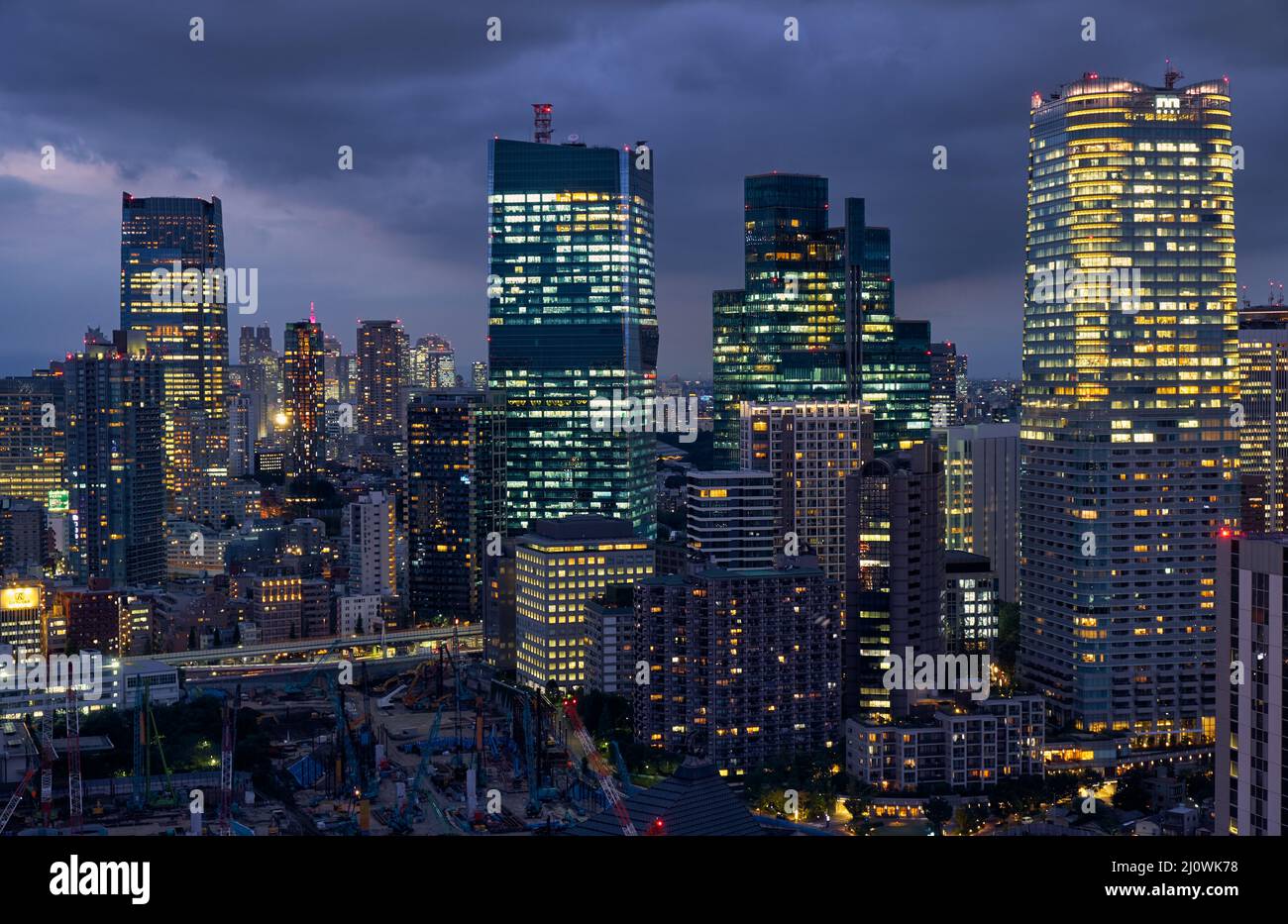 Scène nocturne de Tokyo. ARK Hills vu de la Tour de Tokyo la nuit. Tokyo. Japon Banque D'Images