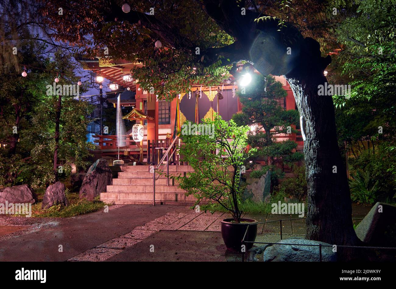 Petit sanctuaire local à Shibuya la nuit. Tokyo. Japon Banque D'Images