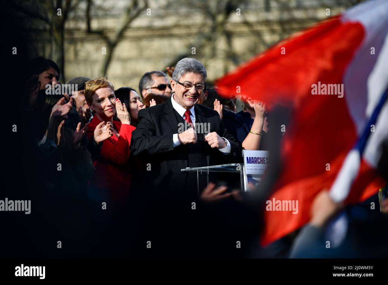 Paris, France. 20th mars 2022. Le candidat d'extrême gauche Jean-Luc Melenson (la France Insoumise, LFI) prononce un discours lors de sa réunion après une marche pour 6th (VIème) République de la Bastille à la place de la République, trois semaines avant le premier tour de l'élection présidentielle française, à Paris, en France, le 20 mars 2022. Crédit : Victor Joly/Alamy Live News Banque D'Images