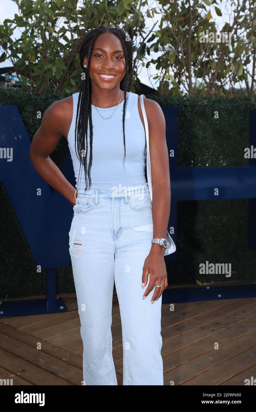 Miami, Floride, États-Unis. 20th mars 2022. Coco Gauff participe à la cérémonie de tirage au sort des femmes de l'Open de Miami 2022 organisée par Ruthie Polinksi de NBC6, la cérémonie de tirage au sort des femmes de l'Open de Miami présentera Anet Kontaveit, numéro 5 mondial, et Coco Gauff, originaire de Floride, directeur du tournoi James Blake, Et le co-arbitre de tournoi PAM Whytcross au quai le 20 mars 2022 à Miami, Floride personnes: Coco Gauff . Crédit : Hoome.Com Media Punch/Alamy Live News Banque D'Images