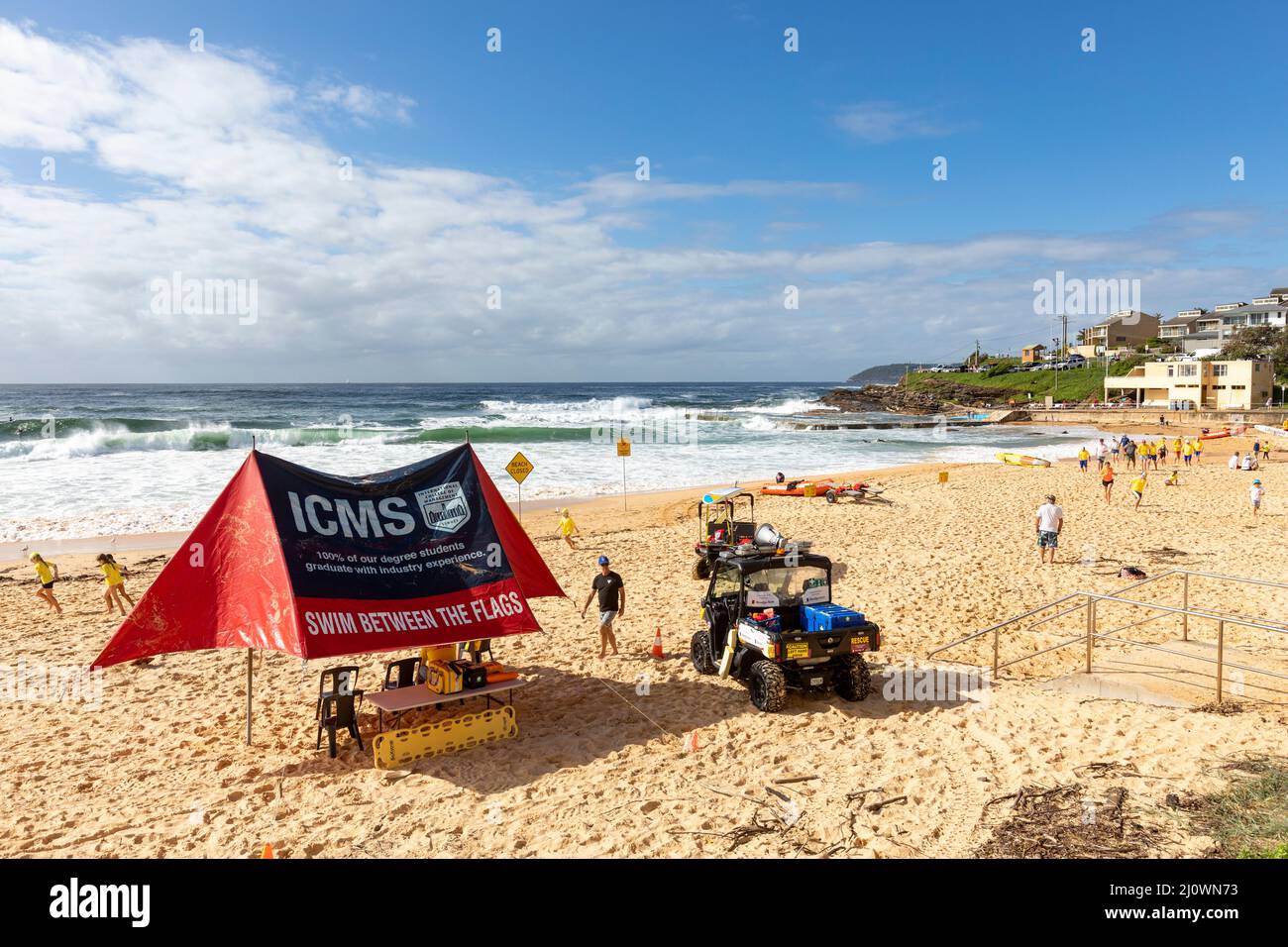 South Curl Curl Beach à Sydney et surf sauvetage tente d'ombre et buggy de plage, avec activités de nippers pour enfants, Nouvelle-Galles du Sud, Australie Banque D'Images