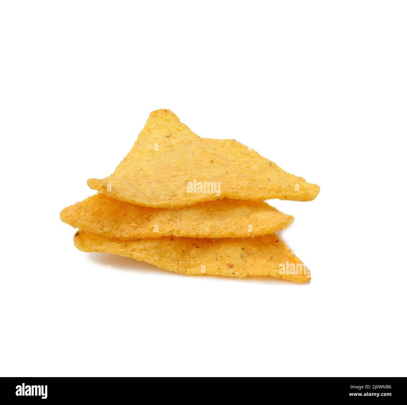 Pile de nachos triangulaires sur fond blanc Banque D'Images