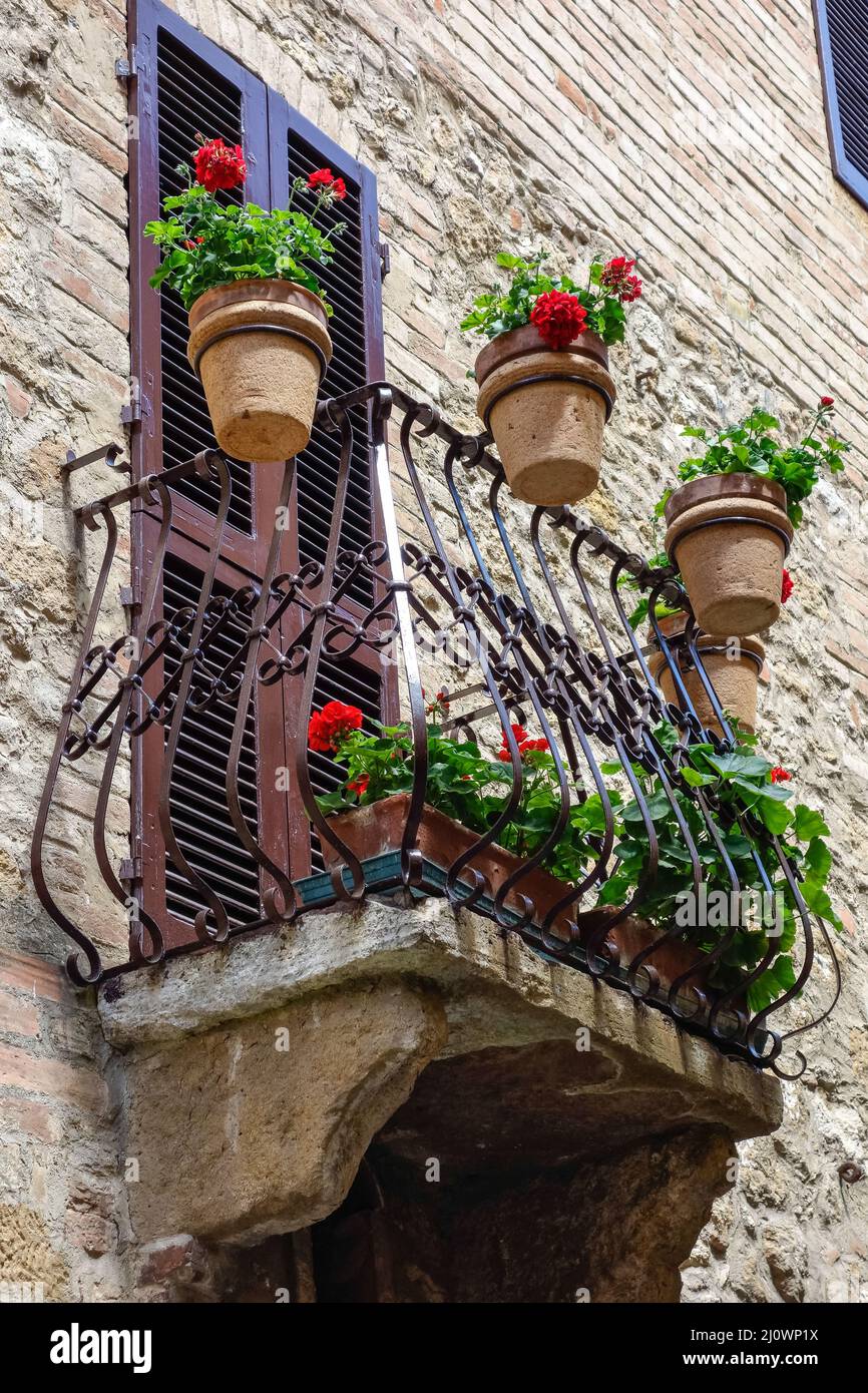 Fleurs sur un balcon à Pienza Toscane Banque D'Images