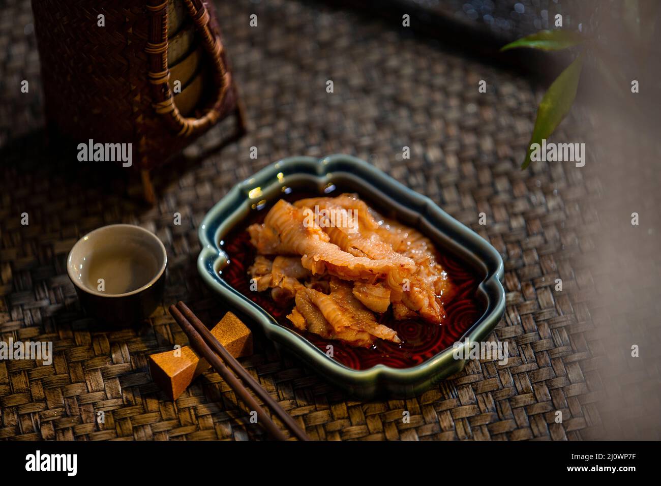 Cuisine chinoise, pieds de poulet à l'huile de Chili Banque D'Images