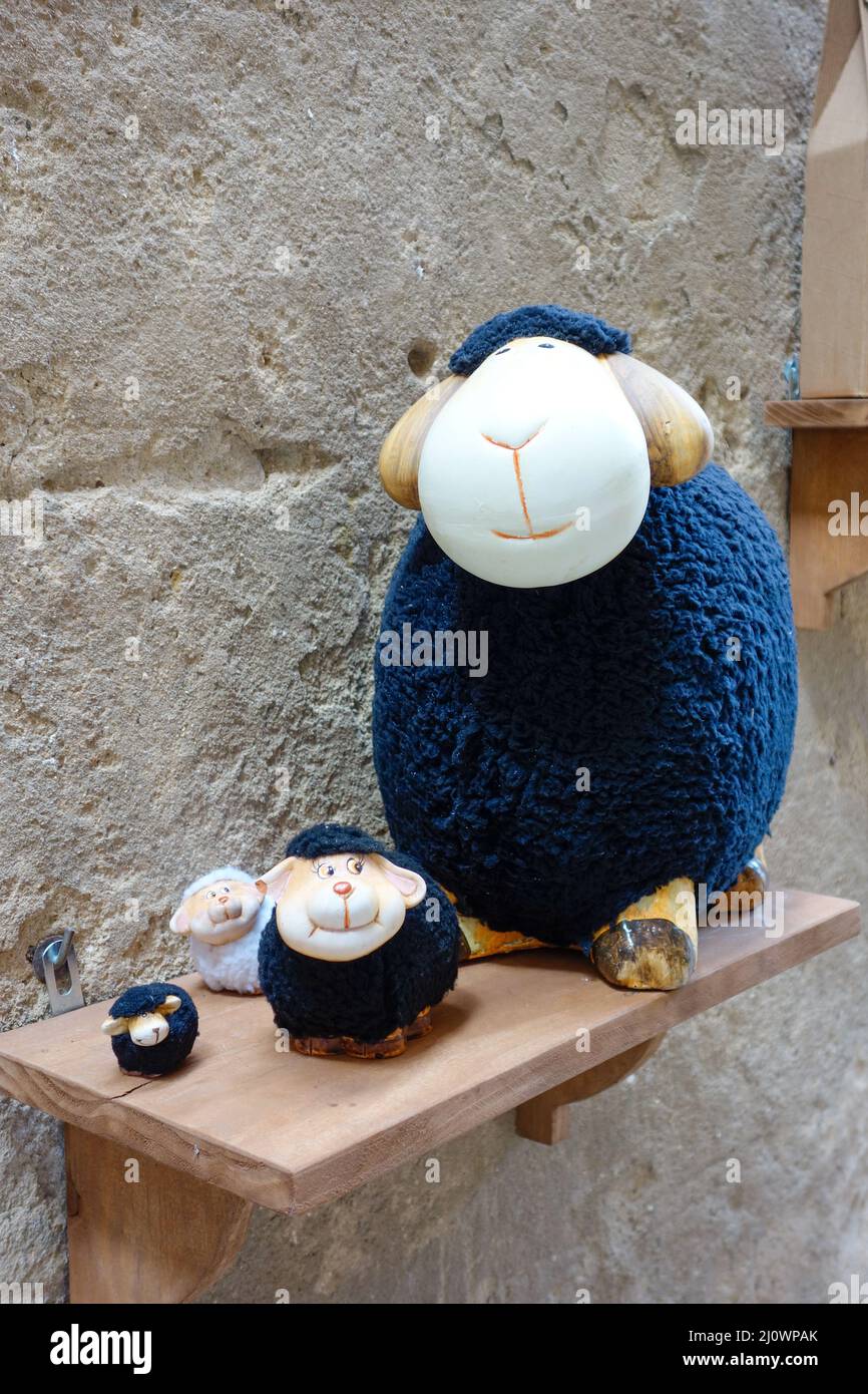 PIENZA, TOSCANE, ITALIE - MAI 19 : vente de moutons artificiels à Pienza, Toscane, Italie le 19 mai 2013 Banque D'Images