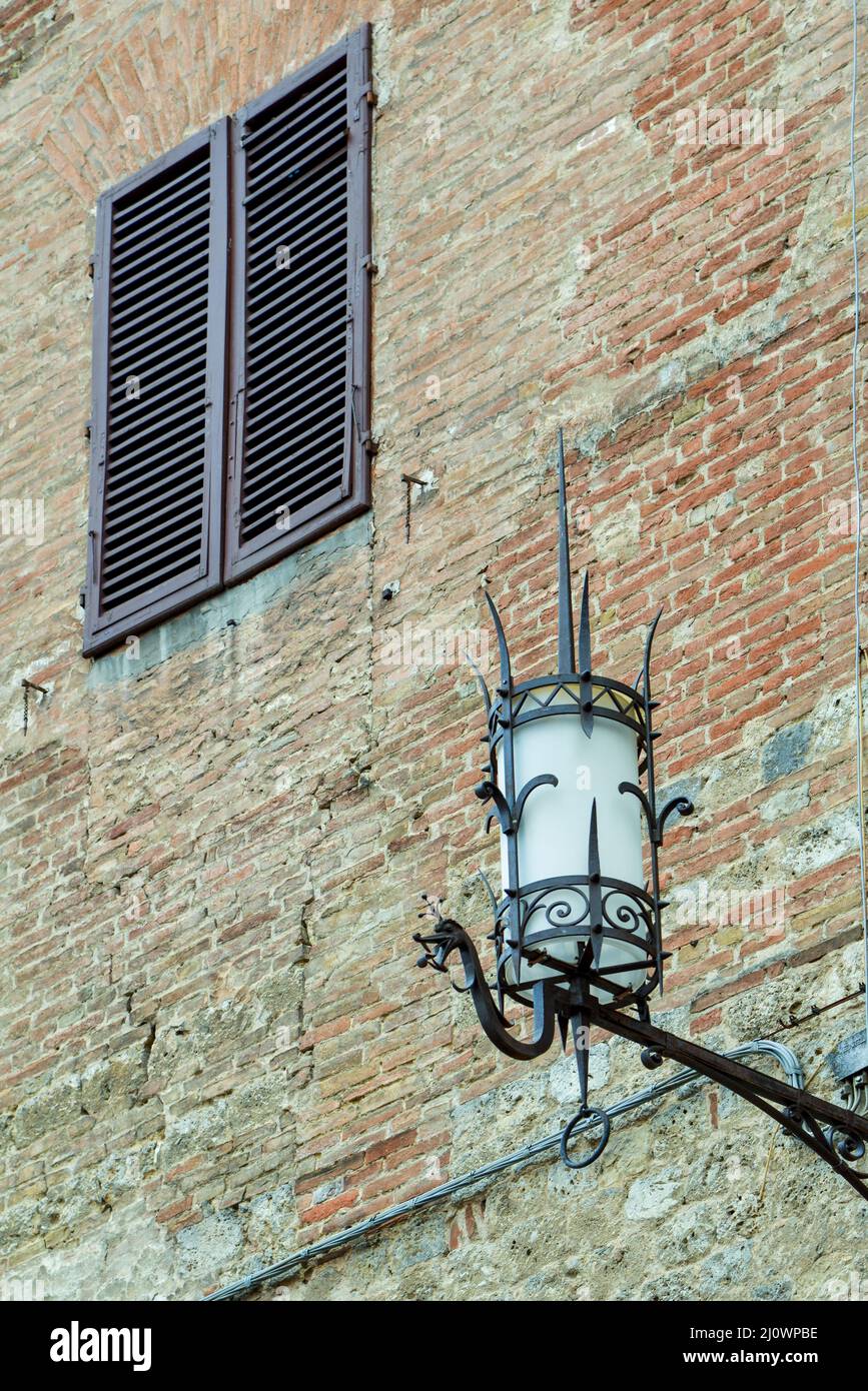 SIENNE, TOSCANE, ITALIE - MAI 18 : lampe typique de la rue à Sienne, Toscane, Italie le 18 mai 2013 Banque D'Images