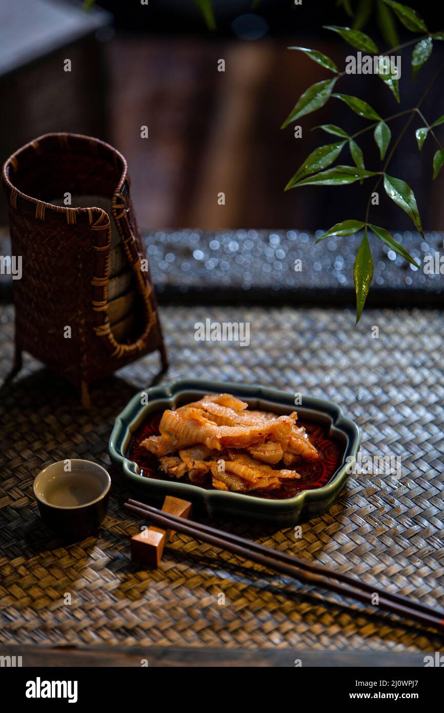 Cuisine chinoise, pieds de poulet avec huile de Chili Banque D'Images