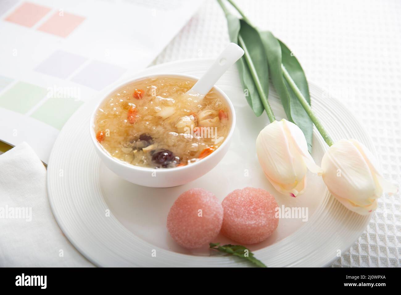 Soupe traditionnelle chinoise aux graines de tremella et de lotus et dessert - mets sucrés Banque D'Images