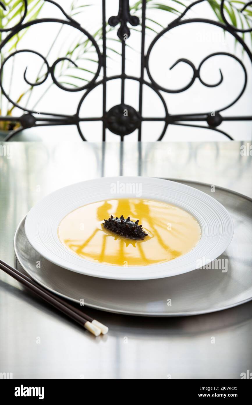 Cuisine cantonaise, soupe de concombre de mer dans un bol Banque D'Images
