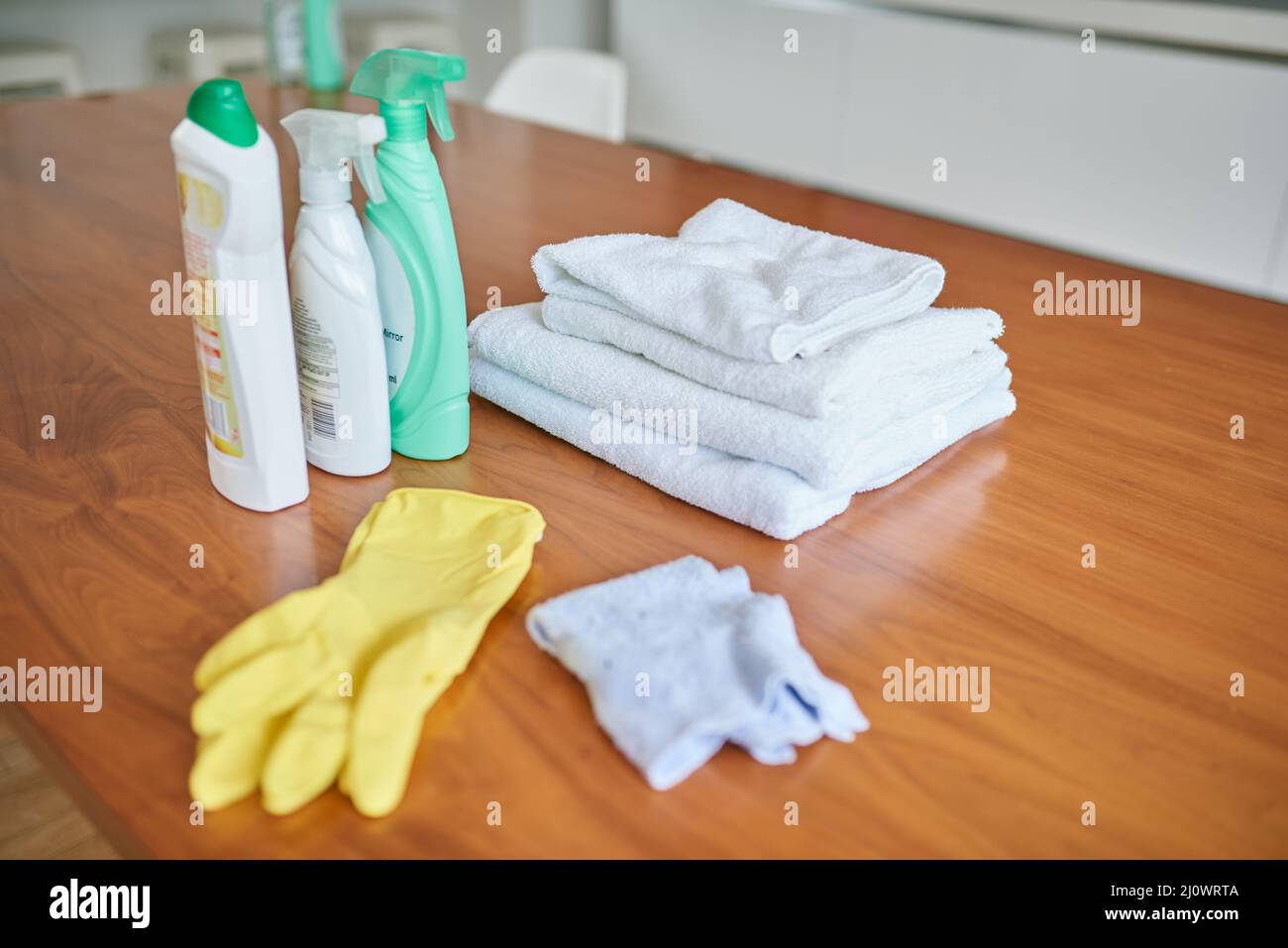 Les outils parfaits pour obtenir un endroit impeccable. Photo d'un équipement de nettoyage sur un comptoir à la maison sans personne. Banque D'Images