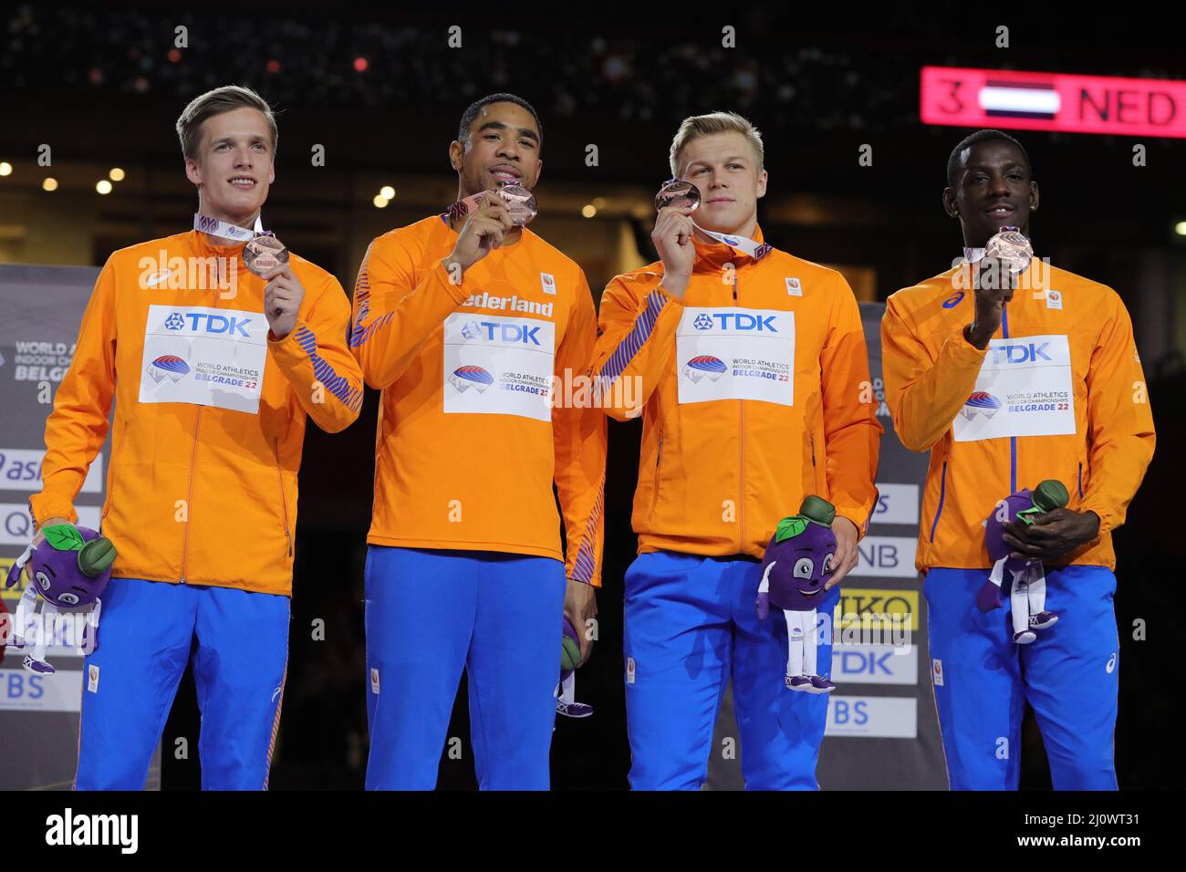 Belgrade, Serbie. 20th mars 2022. Les médaillés de bronze Tony van Diepen, Terrence Agard, Nick Smidt et Taymir Burnett (de L à R) des pays-Bas posent sur le podium après la finale du relais MASCULIN DE 4 X 400 mètres aux Championnats du monde d'athlétisme en salle Belgrade 2022 à Stark Arena, Belgrade, Serbie, le 20 mars 2022. Credit: Zheng Huansong/Xinhua/Alay Live News Banque D'Images