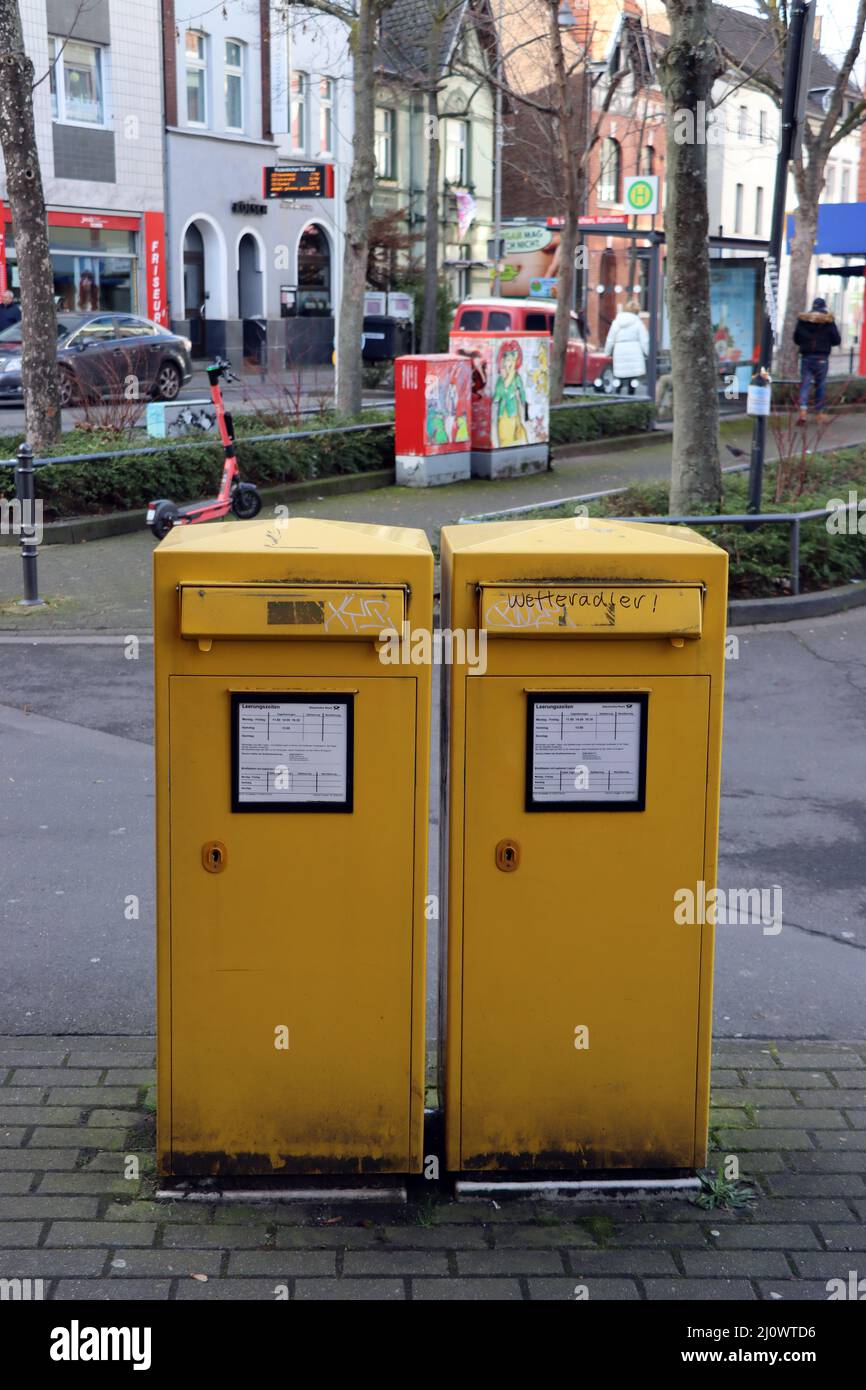 Deux boîtes aux lettres jaunes dans la ville Banque D'Images