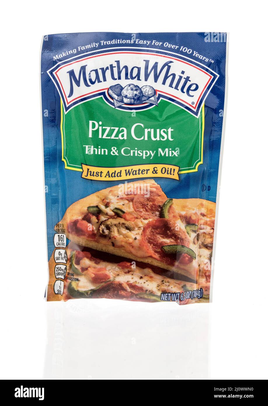 Winneconne, WI -19 mars 2021 : un paquet de pâte à pizza Martha White sur un fond isolé Banque D'Images