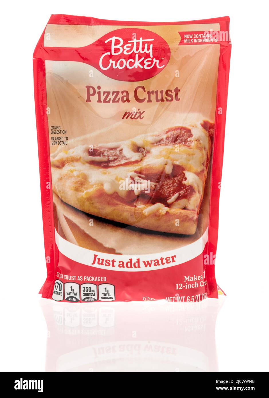 Winneconne, WI -19 mars 2021: Un paquet de mélange de pâte à pizza Betty crocker sur un fond isolé Banque D'Images