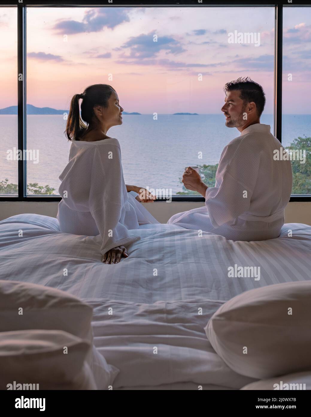 Femme au lit avec un homme Banque de photographies et d’images à haute