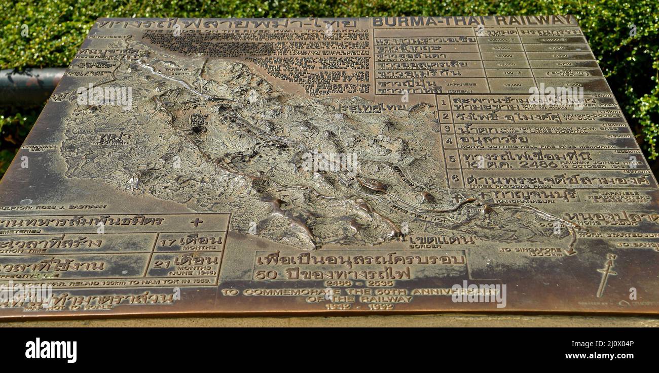Kanchanaburi, Thaïlande. 21st févr. 2022. Vue d'une plaque commémorative détaillant l'histoire du pont sur la rivière Kwai, situé à environ 140 km à l'ouest de la capitale, Bangkok. Construit par les Japonais pour créer un itinéraire entre la Thaïlande et le Myanmar connu sous le nom de chemin de fer de la mort. Plus de 60 000 prisonniers alliés ont construit le pont pendant l'occupation japonaise de la Thaïlande, 13,000 prisonniers ont péri pendant la construction. Achevée en octobre 1943, la ligne ferroviaire relie Bangkok à la principale ligne sud de la Thaïlande. (Image de crédit : © Paul Lakatos/SOPA Images via ZUMA Press Wire) Banque D'Images
