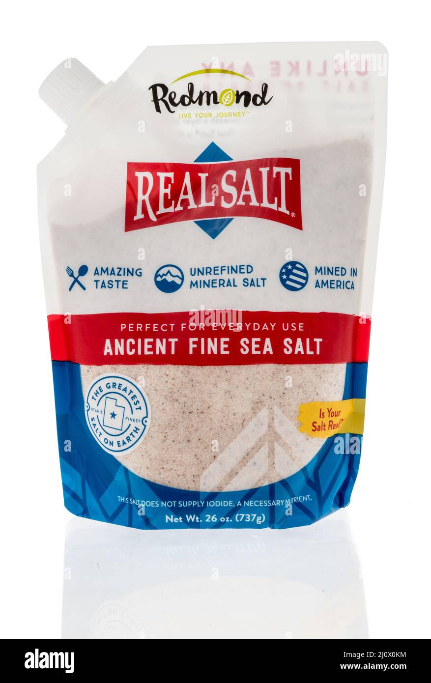 Winneconne, WI -19 mars 2021 : un paquet de sel de mer de Redmond sur un fond isolé Banque D'Images