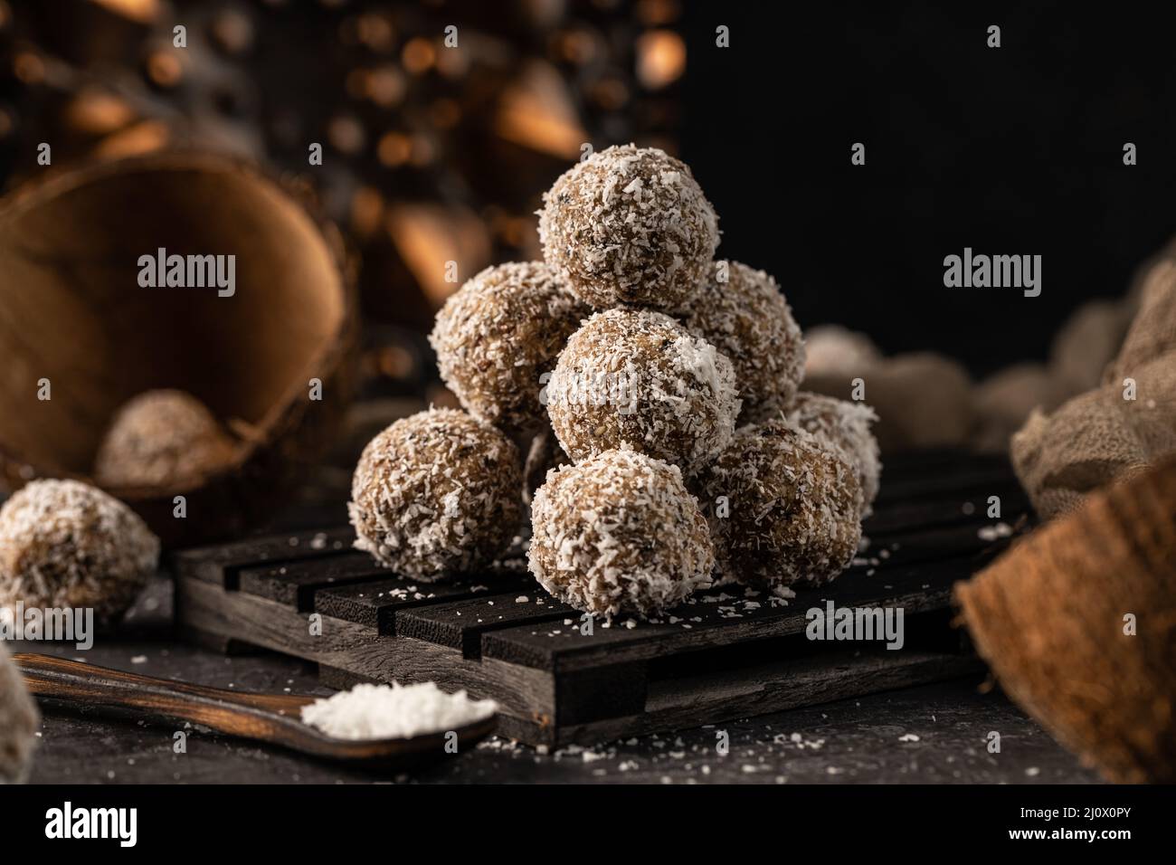 Photo de la vie de bonbons sains, faits maison, délicieux. Boulettes de noix de coco savoureuses sans lactose et sans sucre avec des ingrédients sains Banque D'Images