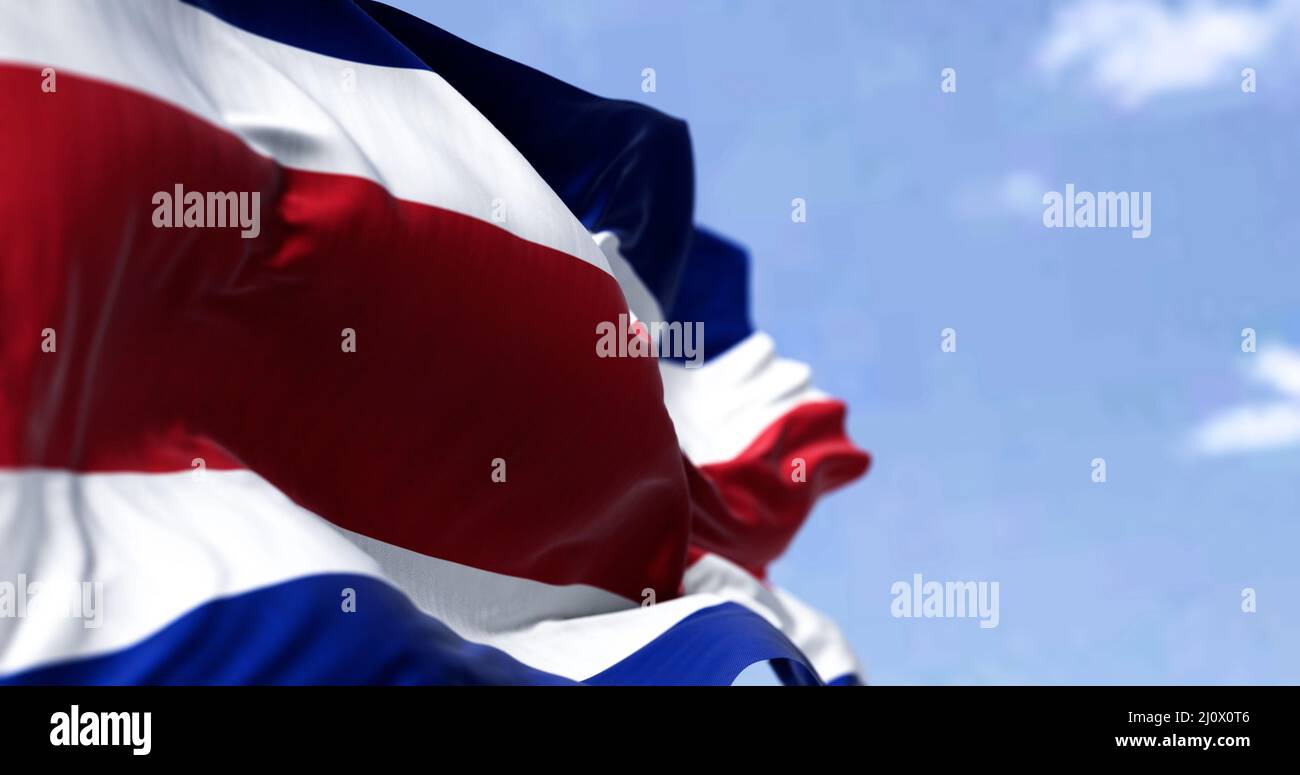Détail du drapeau national du Costa Rica qui agite dans le vent par temps clair Banque D'Images