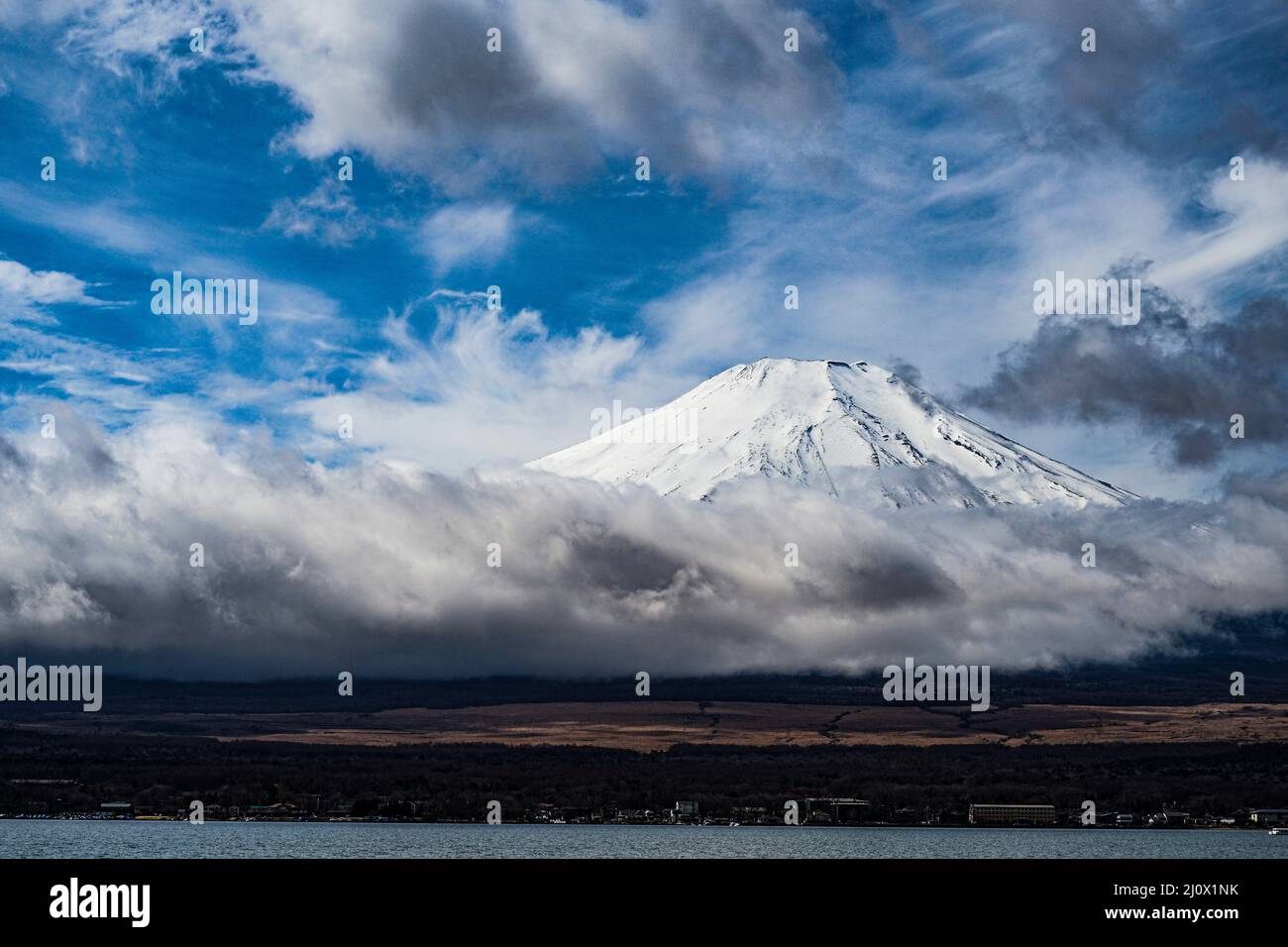 Mont Fuji et ciel majestueux (pris du lac Yamanaka) Banque D'Images