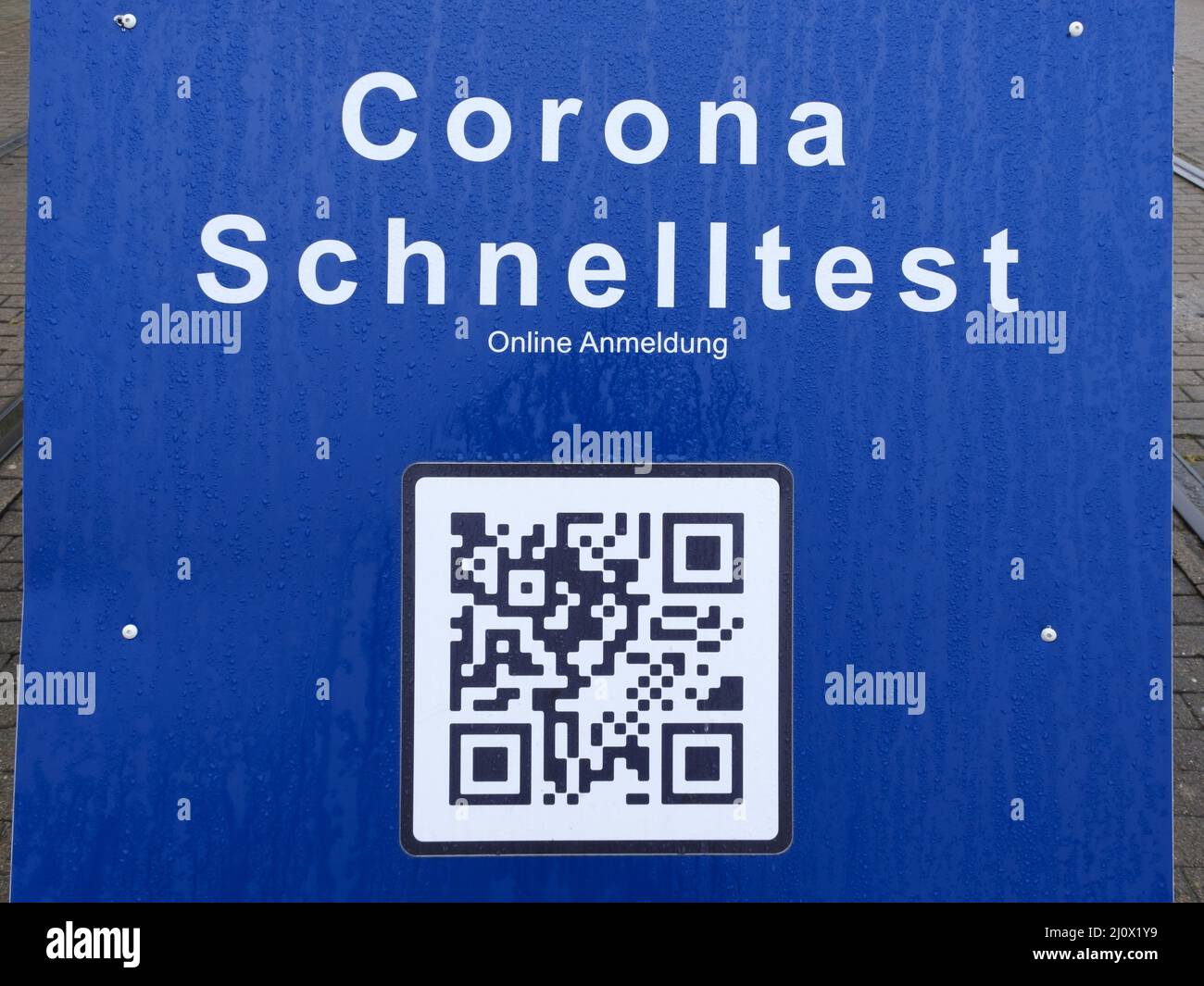 Panneau Corona test rapide au port de pêche de Cuxhaven Banque D'Images Panneau Corona test rapide au port de pêche de Cuxhaven Banque D'Images