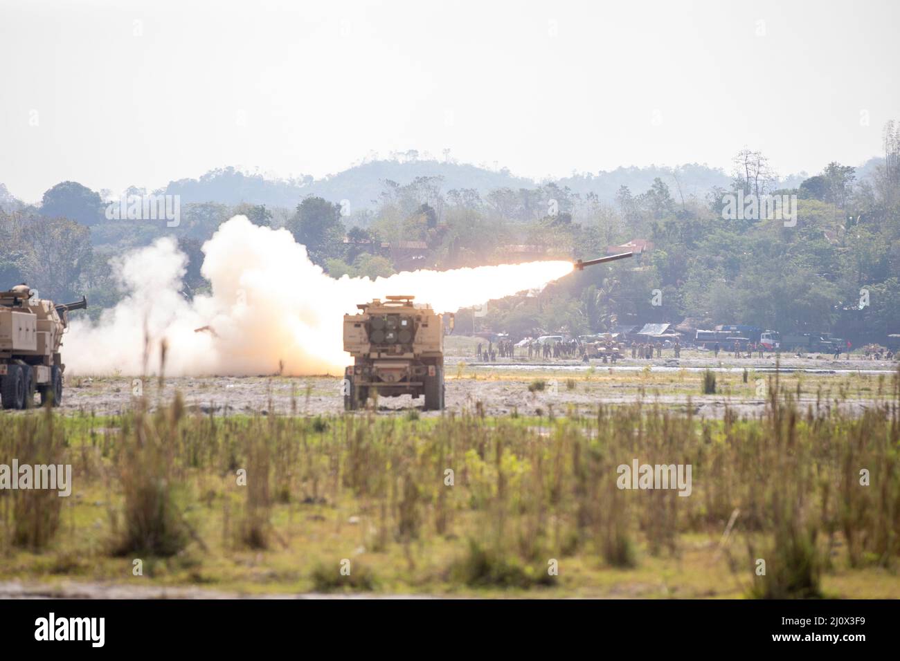 En partenariat avec l'armée philippine, des spécialistes de la lutte contre les incendies de la batterie B, 1st Bataillon, 94th Régiment d'artillerie de campagne, 17th Brigade d'artillerie de campagne, démontrent les capacités du système d'artillerie de missiles à haute mobilité M142 lors d'un exercice de tir en direct pendant Salaknib 2022 sur la base aérienne du colonel Ernesto Rabina, Turlac, Philippines, mars 18, 2022. Salaknib est un exercice bilatéral annuel dirigé par l'armée philippine, parrainé par l'armée américaine du Pacifique, conçu pour améliorer la capacité et l'interopérabilité de l'armée américaine et philippine dans l'ensemble des opérations militaires, tout en renforçant la t Banque D'Images