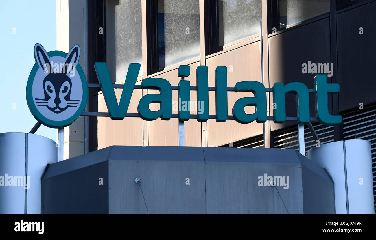 Remscheid, Allemagne. 18th mars 2022. Le nouveau logo de Vaillant, pris au  siège de l'entreprise. Vaillant produit, à l'exception des chaudières de  chauffage et des pompes à chaleur, tous les produits liés