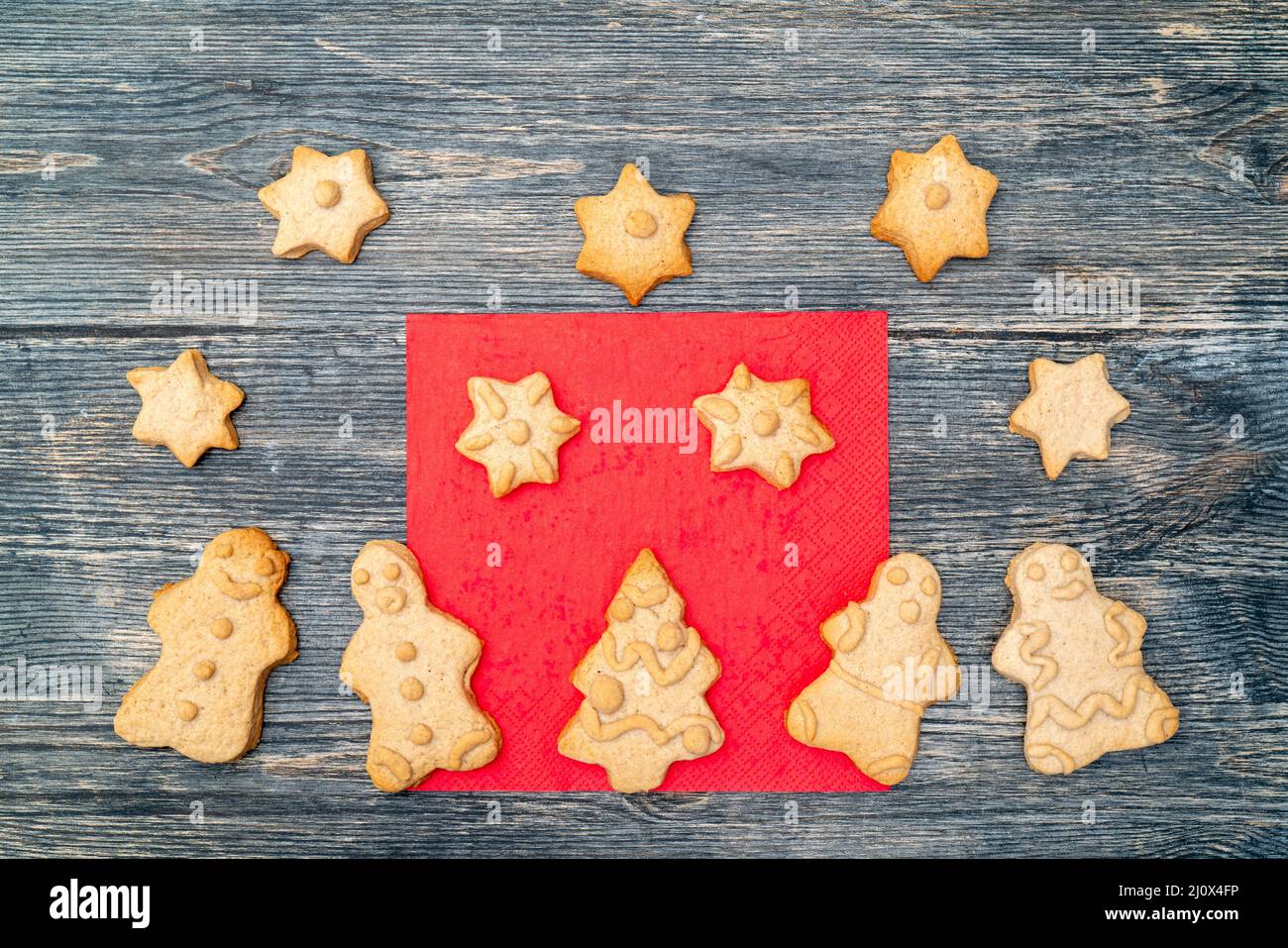 Gingerbread Cookies de Noël, pâte cuite au four. Sur du papier sulfurisé. Le concept de repas de Noël. Banque D'Images