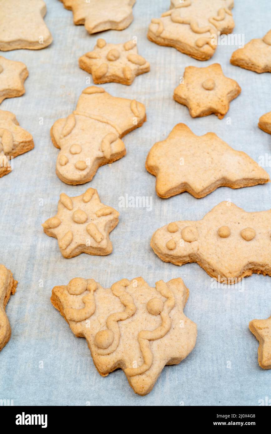 Gingerbread Cookies de Noël, pâte cuite au four. Sur du papier sulfurisé. Le concept de repas de Noël. Banque D'Images