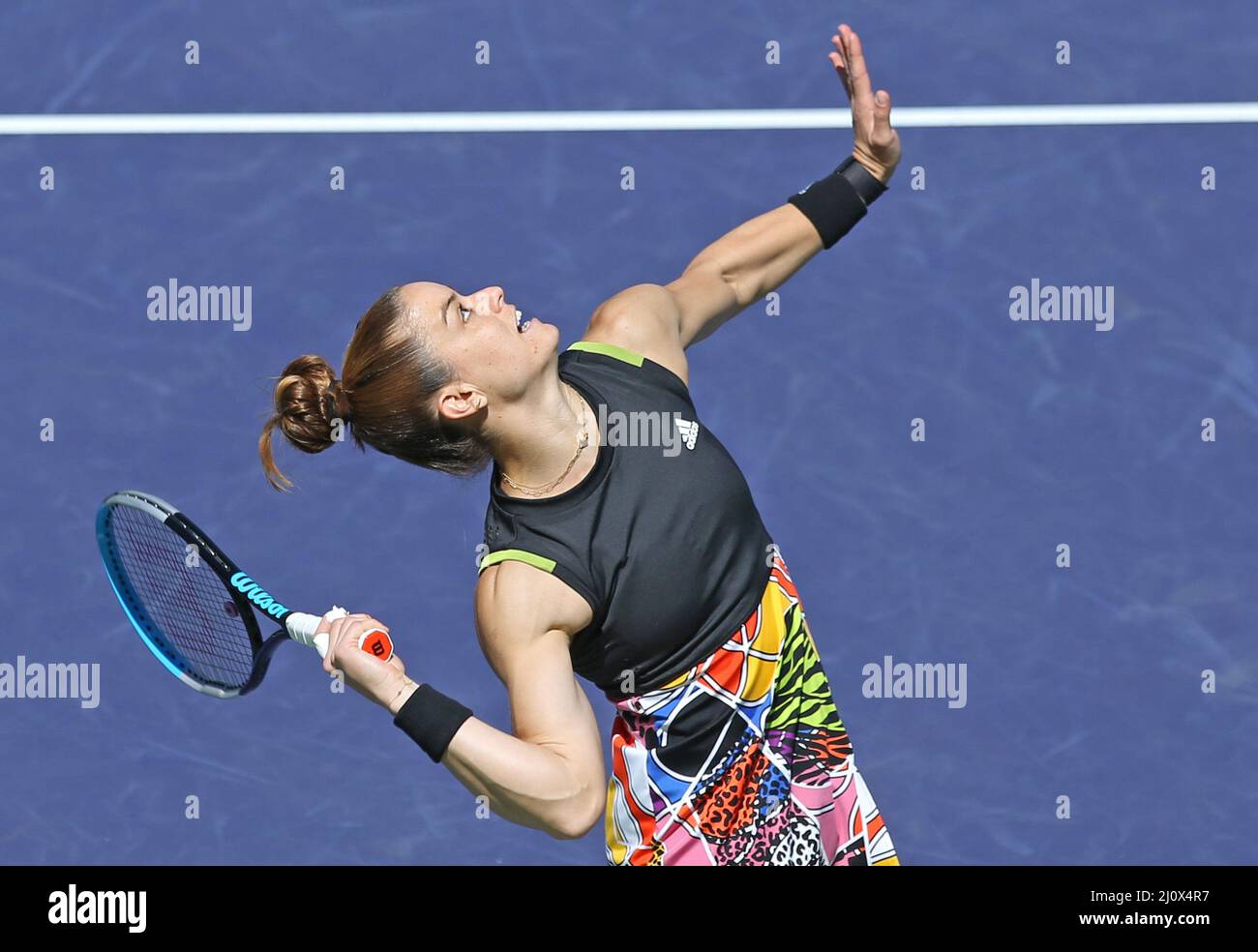 Indian Wells, États-Unis. 21st mars 2022. Maria Sakkari, de Grèce, entre en service lors de son match final féminin contre IGA Swiatek, de Pologne, à l'Open BNP Paribas à Indian Wells, en Californie, le dimanche 20 mars 2022. Swiatek a battu Sakkari 6-4, 6-1 pour remporter le championnat et son troisième tournoi WTA 1000. Photo de David Silpa/UPI crédit: UPI/Alay Live News Banque D'Images