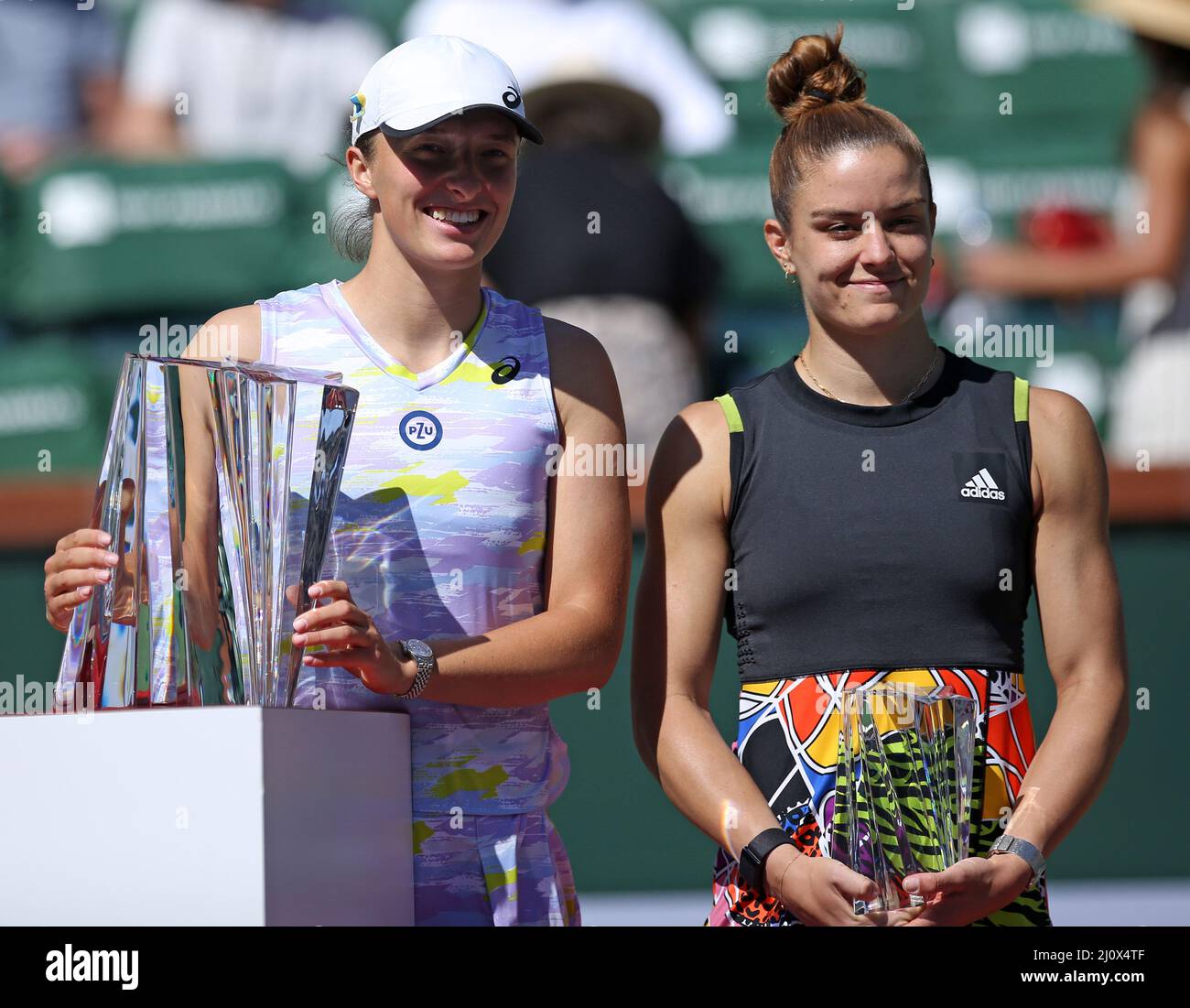 Indian Wells, États-Unis. 21st mars 2022. IGA Swiatek (L) de Pologne et Maria Sakkari de Grèce détiennent leurs trophées après le match final de leurs femmes à l'Open BNP Paribas à Indian Wells, Californie, le dimanche 20 mars 2022. Swiatek a battu Sakkari 6-4, 6-1 pour remporter le championnat et son troisième tournoi WTA 1000. Photo de David Silpa/UPI crédit: UPI/Alay Live News Banque D'Images