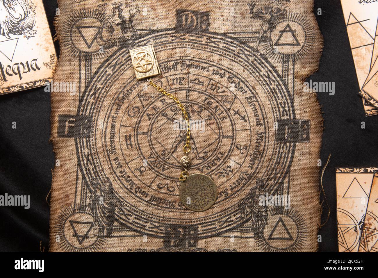 Arrière-plan de sorcellerie ésotérique ancien. Occultims et paganisme ancien symbole, avec mystérieux runes alphabet Banque D'Images